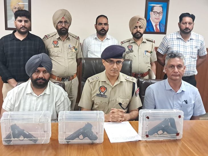 Tarn Taran 3 International Arms Smugglers Arrest News Update | 3 international arms smuggling arrested in Tarn Taran: 2 foreign pistols recovered, used to get from Pakistan through drones – Tarn -Taran News