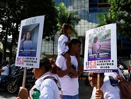 Trump Us Protests Against Immigration Crackdown and Health Care Cuts | Large protest against Trump’s policies in Chicago: Thousands took to the streets, calling Trump a dwel