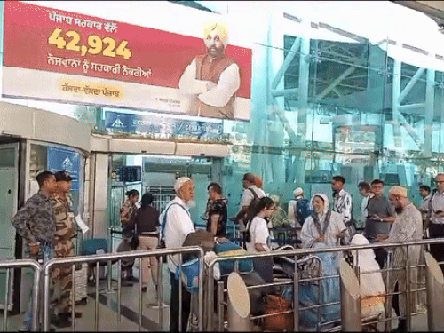 Strictness Broke Dream to Abroad; Fall in Passport Apply Ministry of External Affairs Report | Punjab | The craze of going abroad in Punjab’s youth decreased: Impact of strictness in Canada -Australia, only 3.60 lakh passports have been made in 2025 – Amritsar News